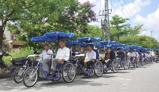 Đây là đợt trao tặng xe lắc tay đầu tiên trong năm 2015 do Hội Từ thiện tỉnh vận động. Ảnh: VINH ANH