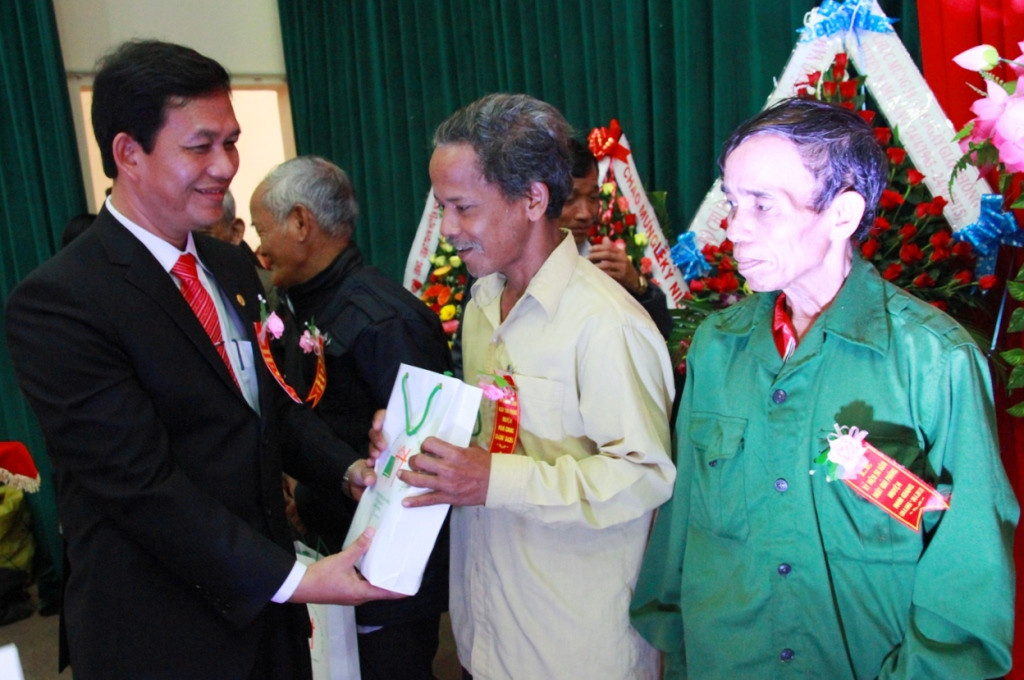 Chủ tịch UBND huyện Nam Giang Alăng Mai trao quà cho các thân nhân, gia đình mẹ Việt Nam anh hùng và anh hùng lực lượng vũ trang nhân dân trên địa bàn huyện.