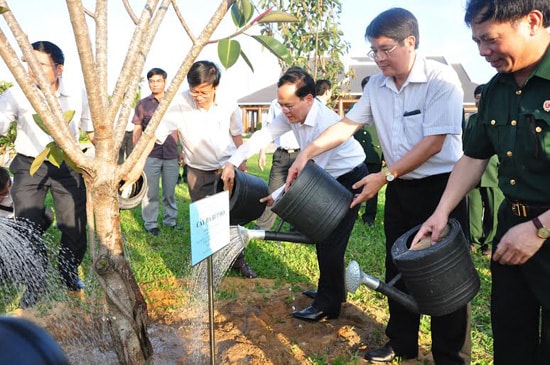 Đồng chí Ngô Văn Dụ cùng các đồng chí lãnh đạo tỉnh trồng cây lưu niệm tại khuôn viên Tượng đài Mẹ VNAH.  