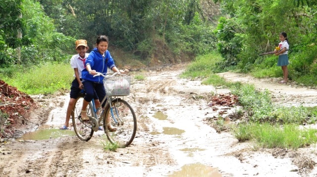 Trẻ em thôn Trung An, xã Quế Trung hằng ngày phải lặn lội đi học trên tuyến đường ĐT 610  mưa lầy nắng bụi, đá lởm chởm. Hoàng Liên