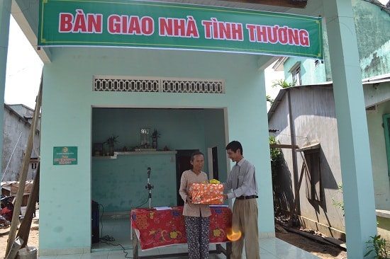 Lãnh đạo xã Đại Đồng tặng quà cho bà Lê. Ảnh: X.TRINH