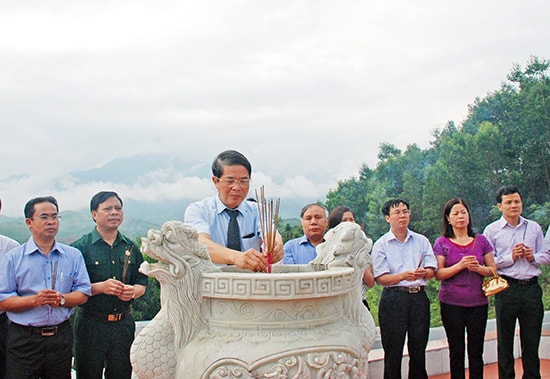 Đồng chí Nguyễn Đức Hải - Ủy viên Trung ương Đảng, Phó Chủ nhiệm UBKT Trung ương cùng các đại biểu dâng hương tại Nhà bia di tích quốc gia Ban Kiểm tra Khu ủy khu 5.