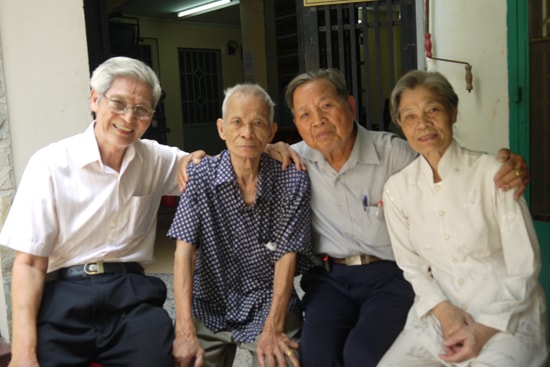 Vợ chồng cựu phi công Cù Duy Nhã (bên phải) gặp gỡ đồng đội tại TP.Hồ Chí Minh. Ảnh: HỒNG VÂN