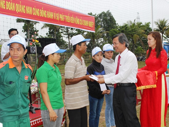 Tổ chức công đoàn đồng hành với công nhân lao động, có khi đơn giản chỉ bằng những phần quà trao tận tay, chia sẻ khó khăn. Ảnh: D.L