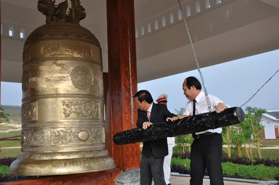 Bí thư Tỉnh ủy Lê Phước Thanh và Chủ tịch Ủy ban MTTQ Việt Nam tỉnh Võ Xuân Ca khai chuông tại Nghĩa trang liệt sĩ tỉnh.