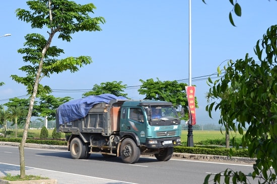 Xe tải cơi nới thùng lại ngang nhiên lưu thông trên ĐT609.