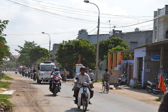 Lòng đường ĐT609B nhỏ hẹp, phương tiện lưu thông đông đúc dễ xảy ra tai nạn.