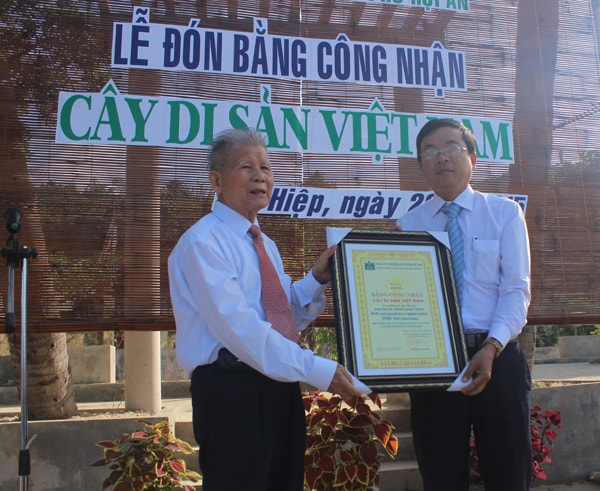 Trao bằng công nhận. Ảnh Minh Hải