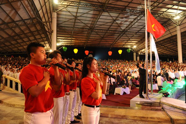 1.300 nghệ sỹ của 15 quốc gia và lãnh đạo cùng người dân trận trọng Lễ chào cờ cho đêm khai mạc.  Ảnh Minh Hải