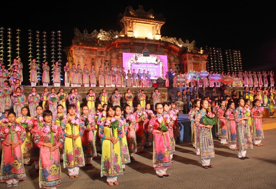 Chương trình nghệ thuật chào mừng khai mạc Festival Nghề truyền thống Huế 2015.