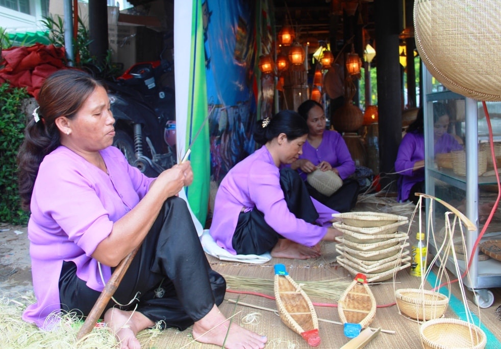 Nghề đan lát Bao La (huyện Quảng Điền, Thừa Thiên Huế) cũng góp mặt tại Festiaval Nghề truyền thống Huế 2015.