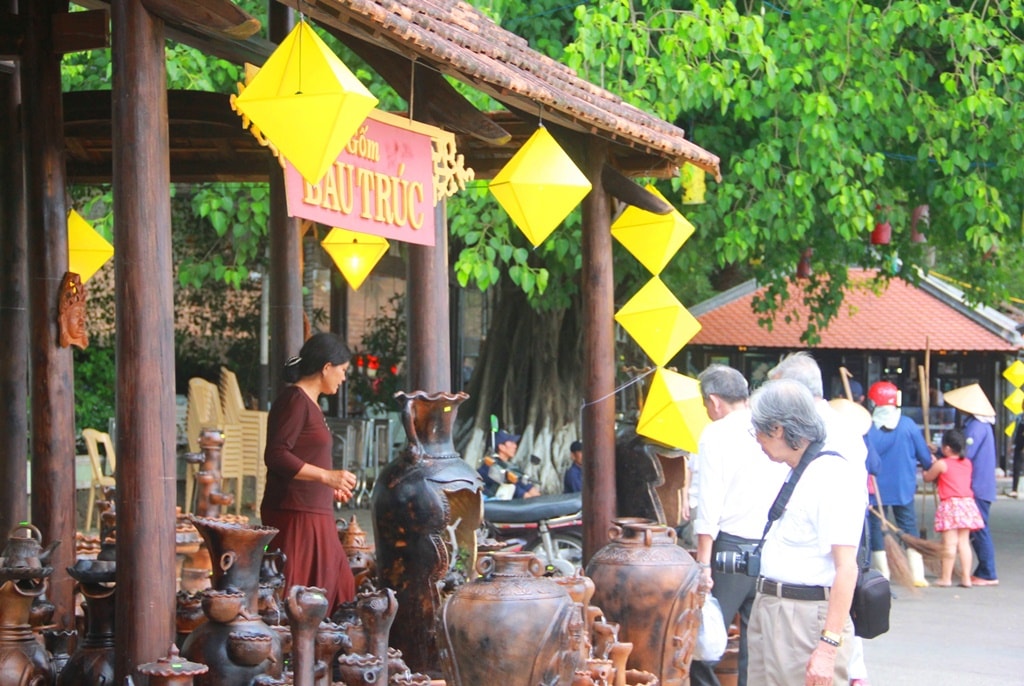 Du khách tham quan không gian trưng bày gốm Bàu Trúc (Ninh Thuận).