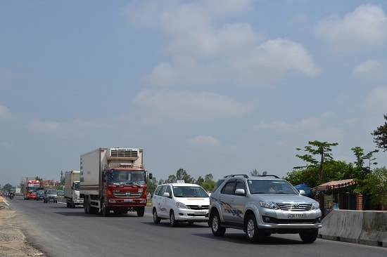 Phương tiện lưu thông trên quốc lộ 1, đoạn qua xã Bình Phục (Thăng Bình).