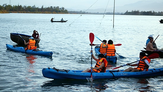 Chèo thuyền kayak trên sông Thu Bồn. Ảnh: B.A