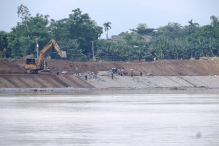 Bờ bên kia Vu Gia (thôn Mỹ Hảo) đang triển khai xây kè. Ảnh: Triêu Nhan