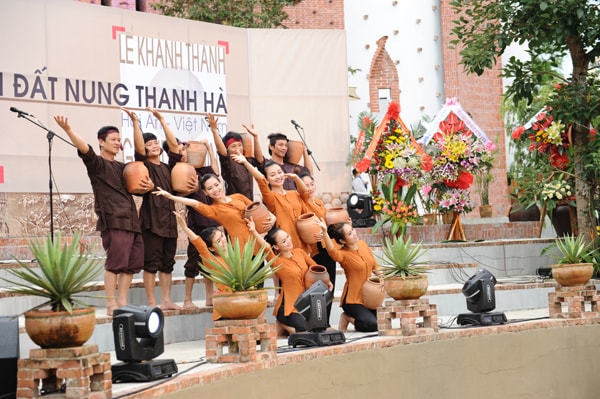 Tôn vinh đất gốm. Ảnh Minh Hải