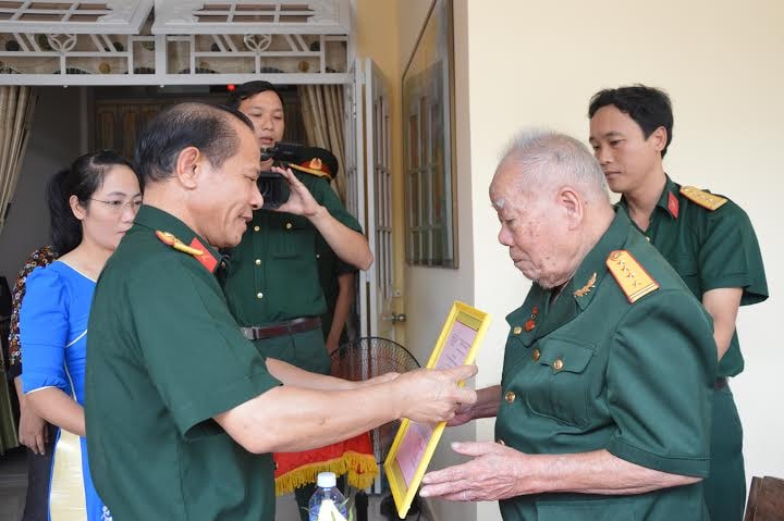 Đại tá Phan Văn Thu, Chỉ huy trưởng Bộ CHQS tỉnh trao quyết  định bàn giao nhà tình nghĩa cho Đại tá Trần Kim Anh.