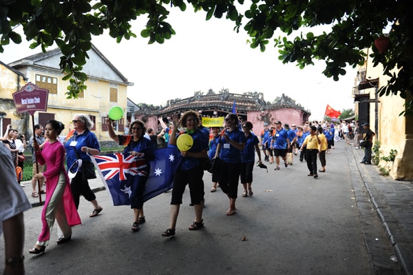  Các nghệ sỹ  Australian vừa diễu hành vừa hát bài Cái trống cơm Việt. Ảnh Minh Hải