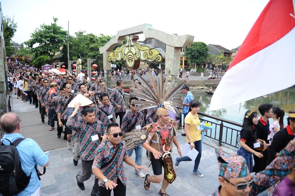  Các nghệ sỹ Indonesia trong trang phục truyền thống. Ảnh Minh Hải