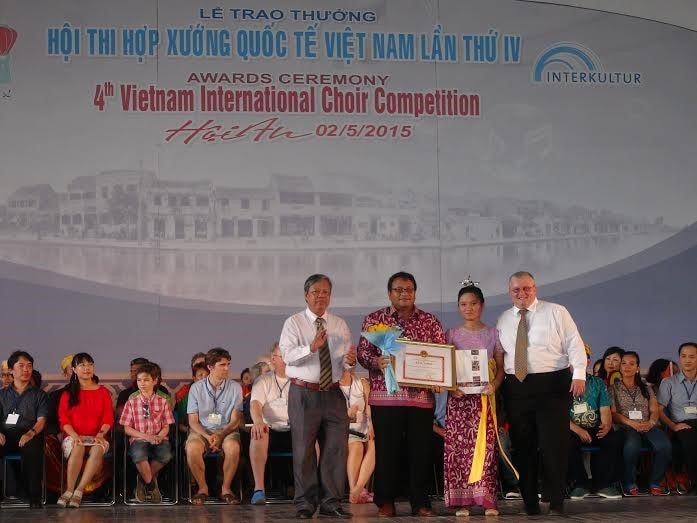 The “Hoi An Choir Prize” presented Indonesian choir troupe.