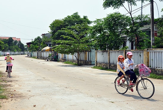 Người dân Thanh Quýt 2, xã Điện Thắng Trung (thị xã Điện Bàn) tự nguyện hiến hàng trăm mét vuông đất để xây dựng tuyến đường chính của thôn rộng rãi, khang trang. Ảnh: NG.ĐOAN