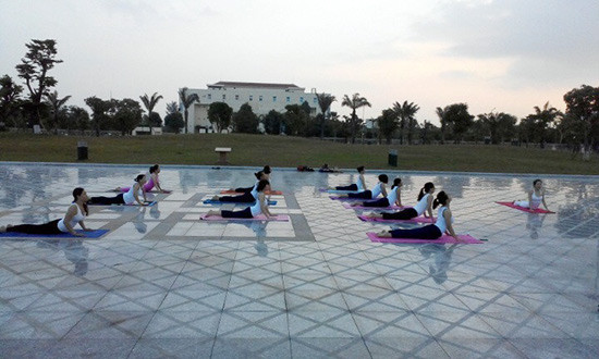 Buổi tập yoga ngoài trời ở Quảng trường 24.3 của các học viên yoga.Ảnh: A.T