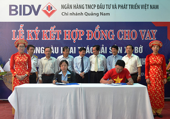 Ký hợp đồng vay vốn đóng tàu vỏ thép theo Nghị định 67 của ngư dân Phan Thu với BIDV Quảng Nam. Ảnh: N.Q.V