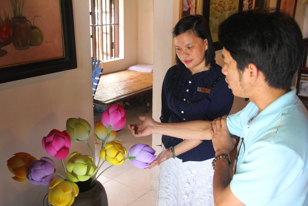Du khách đến thăm được người quản lý giới thiệu về nguồn gốc, chất liệu hoa và tư vấn cách trang trí trong nhà.
