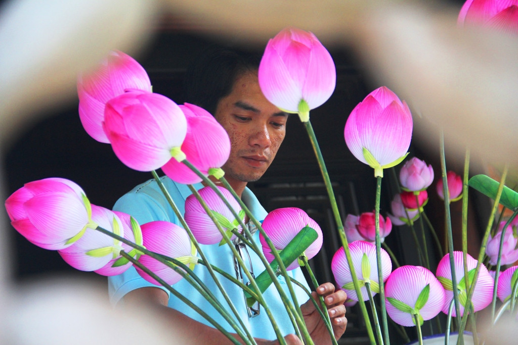 Anh Thân Minh Nhật - quản lý làng hoa giấy Thanh Tiên cho biết, mỗi bông hoa có giá bán từ 20-70 nghìn đồng, tùy theo loại sản phẩm.