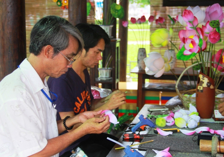 Sản phẩm hoa giấy Thanh Tiên độc đáo được giới thiệu tại Festival Nghề thống Huế 2015 mới đây luôn hút khách tìm đến. 
