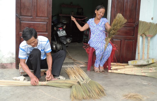 Gia đình bà Nguyễn Thị Hoa (xã Quế Thọ, Hiệp Đức) có thêm nguồn thu nhập ổn định sau khi được hỗ trợ đào tạo nghề làm chổi đót theo kỹ thuật mới.Ảnh: LAN NHI