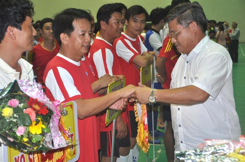 Chủ tịch Liên đoàn Lao động tỉnh Đặng Văn Chương tặng cờ lưu niệm cho các đội bóng.