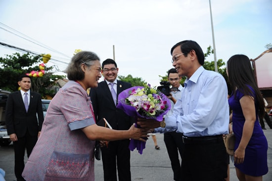 Phó Chủ tịch UBND tỉnh Nguyễn Chín tặng hoa cho Công chúa Maha Chakri Sirindhom tại Quảng trường sông Hoài. Ảnh: MINH HẢI