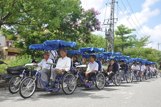 Những chiếc xe lắc nghĩa tình của đồng hương Quảng Nam tại TP.Hồ Chí Minh đến với người tàn tật. Ảnh: VINH ANH