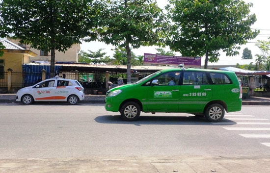 Các hãng taxi trên địa bàn TP.Tam Kỳ vẫn giữ mức giá dịch vụ, dù giá xăng tăng gần 2.000 đồng/lít. Ảnh: P.G