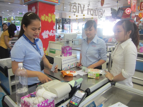 Siêu thị Co.opMart Tam Kỳ đặt máy cà thẻ của một số ngân hàng như DongAbank, Vietcombank. Ảnh: T.A