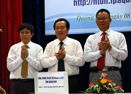 Phó Chủ tịch Thường trực UBND tỉnh Huỳnh Khánh Toàn “bấm nút” khai trương Cổng thông tin hỗ trợ DN.