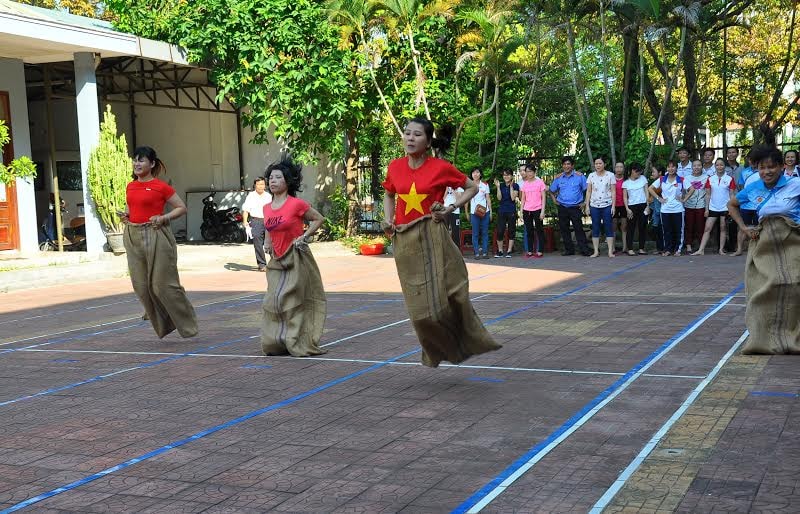 Các vận động viên nữ ngành kiểm sát hai cấp tranh tài nhảy bao bố.