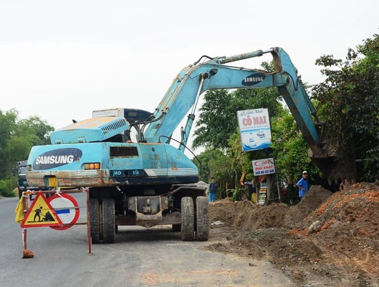 Thi công quốc lộ “đứng bánh” qua xã Bình Nguyên. Ảnh: H.P