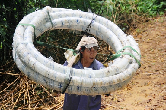 Ngoài hàng giải khát, dân “cửu vạn” ở Trà Linh còn cõng bất kể thứ gì chủ quán giao.  Ảnh: ALĂNG NGƯỚC