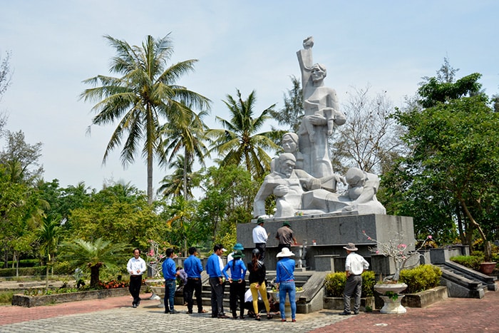  Mỗi ngày đều có hàng trăm người, nhất là thế hệ tuổi trẻ, đoàn viên thanh niên ở khắp nơi về thắp hương ở đài tưởng niệm cuộc thảm sát.