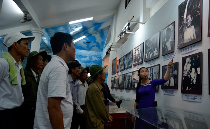 Ngoài khuôn viên tái hiện cảnh làng quê xơ xác sau cuộc thảm sát. Trong nhà bảo tàng, còn lưu lại những hình ảnh về tội ác của quân đội Mỹ. Trong ảnh là du khách tham quan nghe thuyết minh viên nói về tội ác của Mỹ, kèm đó là những hình ảnh hết sức đau lòng. 