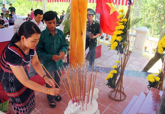 Đông đảo người dân địa phương viếng hương bia di tích trong buổi lễ khánh thành.