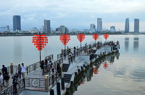 Cầu khóa tình yêu tại Đà Nẵng.Ảnh: KHÁNH LINH