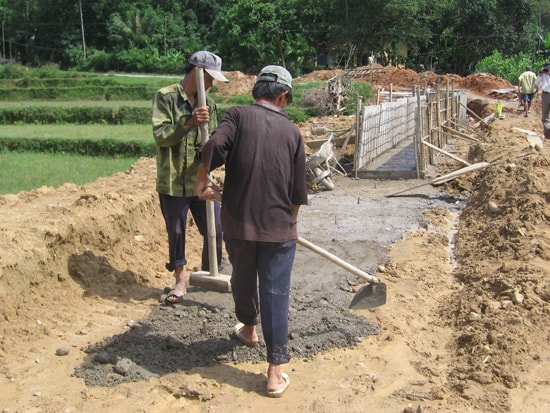 Nông dân huyện Tiên Phước làm kênh mương nội đồng dẫn nước tưới làm vụ hè thu. Ảnh: PHẠM HOÀNG