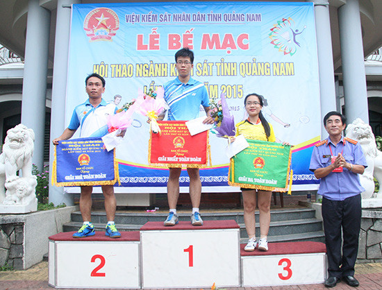 Phó viện trưởng VKS nhân dân tỉnh Nguyễn Văn Đính trao giải cho các đơn vị đoạt giải.