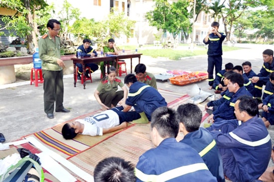 Cán bộ, chiến sĩ lực lượng Cảnh sát Phòng cháy chữa cháy và CNCH Công an Quảng Nam tập huấn cấp cứu người bị nạn. Ảnh: Như Ý