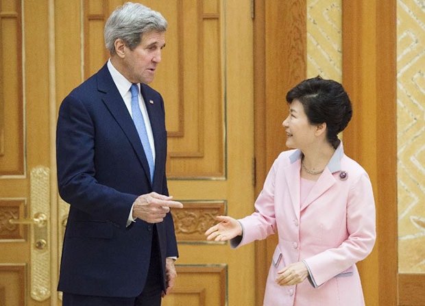 Tổng thống Hàn Quốc Park Geun-hye gặp gỡ Ngoại trưởng Mỹ John Kerry tại Nhà Xanh.            Ảnh: AFP