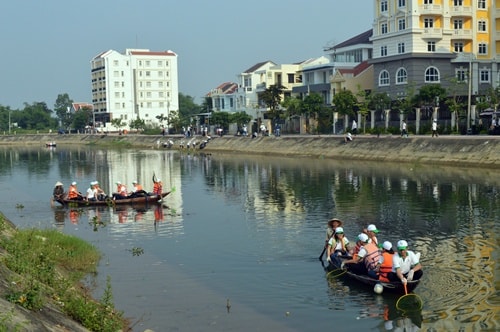 :  Hoạt động thu gom rác thải trên sông sẽ góp phần nâng cao ý thức của người dân và du khách