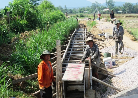 Nhiều địa phương ở Duy Xuyên tập trung bê tông hóa kênh mương để phục vụ sản xuất hè thu 2015. Ảnh: HOÀI NHI